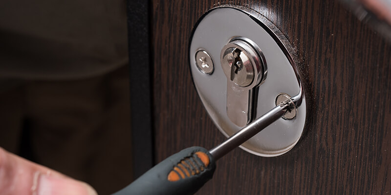Unscrewing door lock