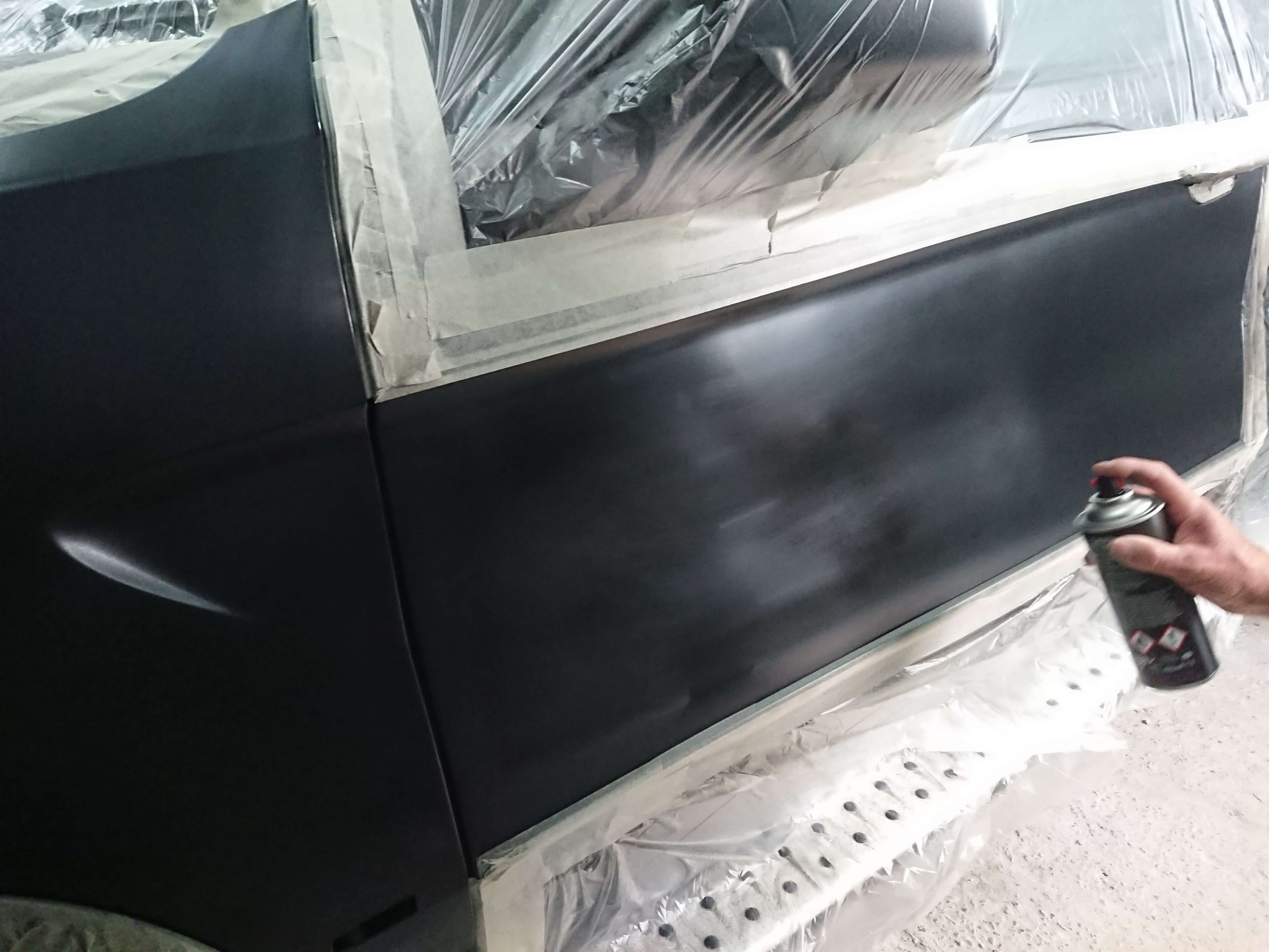 Black Spray Painting Vehicle Door